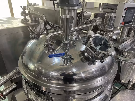 Macchina automatica per la produzione di pasta alimentare per condimenti per insalata 2 ugelli che tracciano la linea di produzione della macchina di riempimento e sigillatura